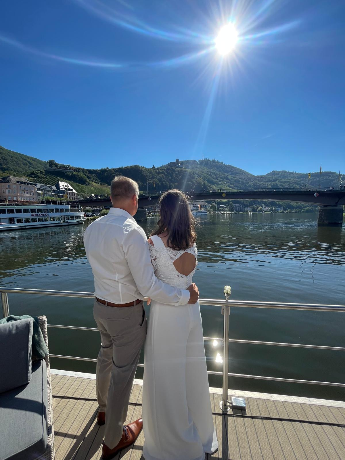 Brautpaar an Deck der SOLEJO