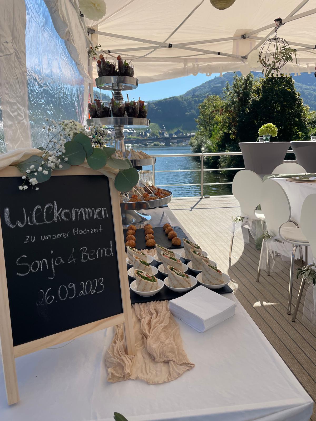 Empfangstafel und Buffet auf dem Sonnendeck